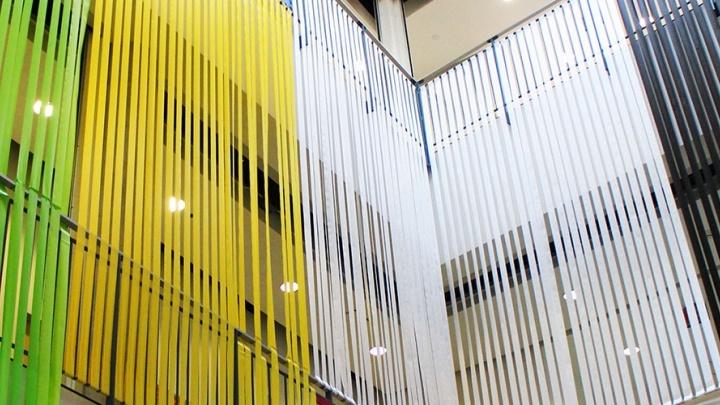 跨越两层楼的彩带是艺术展览的一部分