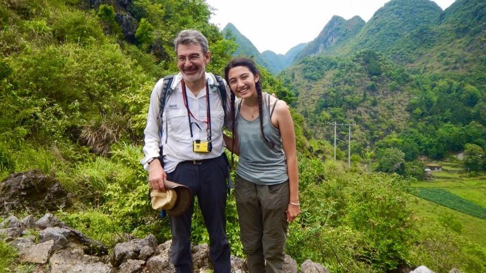 在中国留学的地质学教授和一名学生站在山谷里