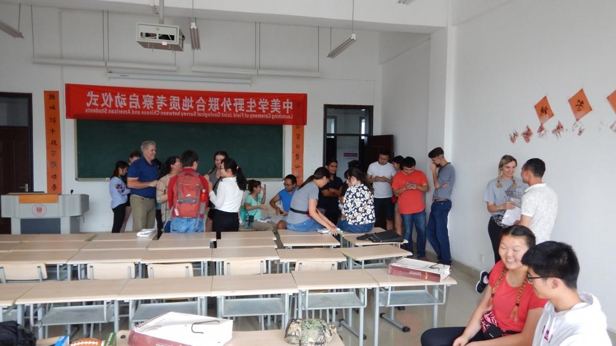 在中国学习期间，澳门金沙线上赌博官网的学生与中国学生在教室里聚会